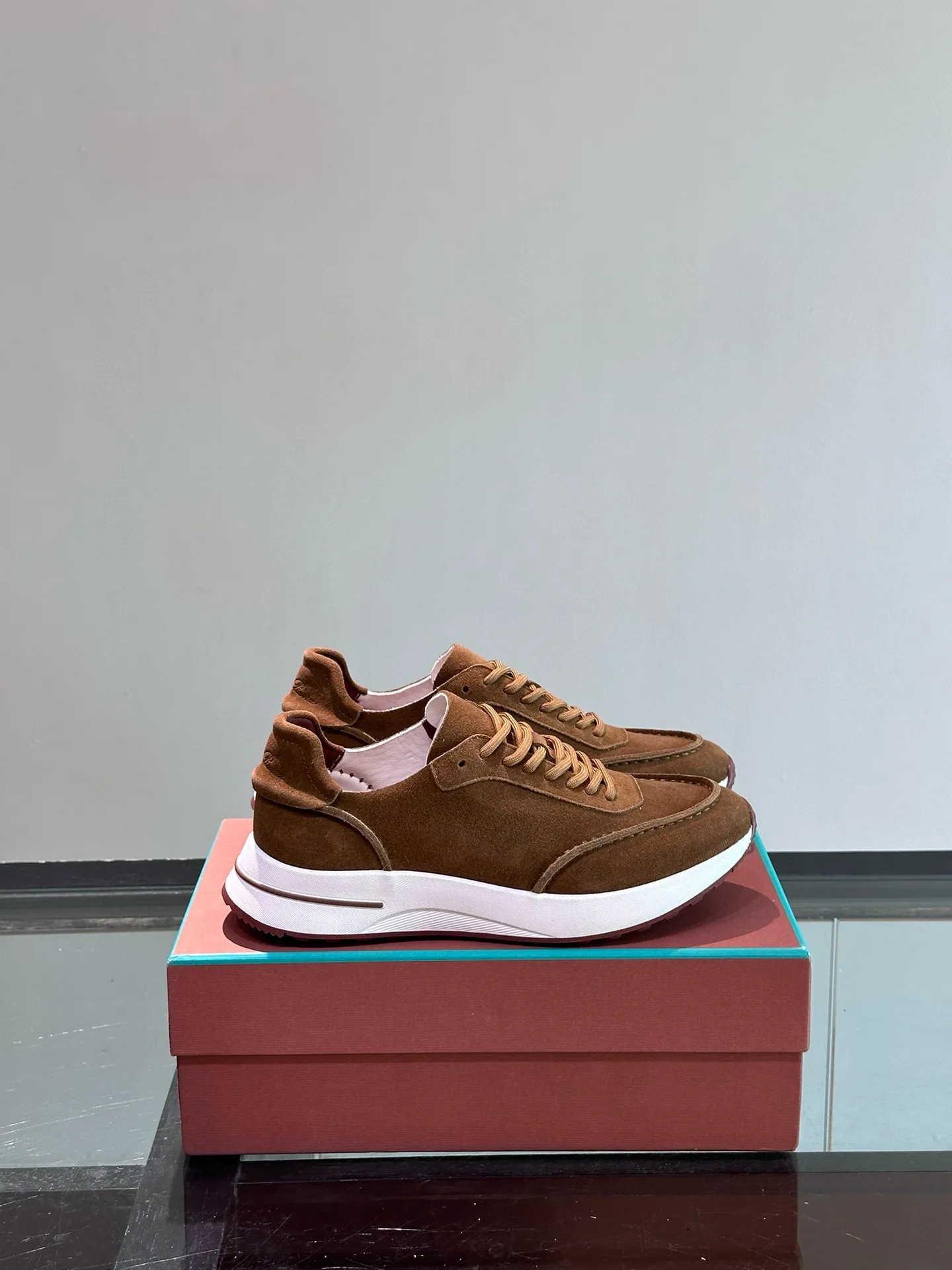 Factory price: 540💰Loro men's shoes💰iana niche Loro classic jogging shoes, men's lace-up casual shoes and sneakers, high-quality lightweight and comfortable fabrics, suitable for outdoor leisure, the color scheme is young and energetic, and it looks great with sportswear or casual suits! Size: 39-46 (customized sizes of 45 and 46 are non-refundable)